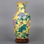 A pair of famille rose floral vase with Tongzhi Nian Zhi mark 粉彩花卉赏瓶一对 同治年制 - Image 4
