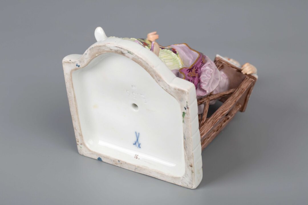 Meissen Porcelain Figurine of 'Girl Sleeping in a Chair' by sculptor Michel Victor Acier迈森瓷器人物 米歇尔维克多 女孩睡在椅子上 - Image 5