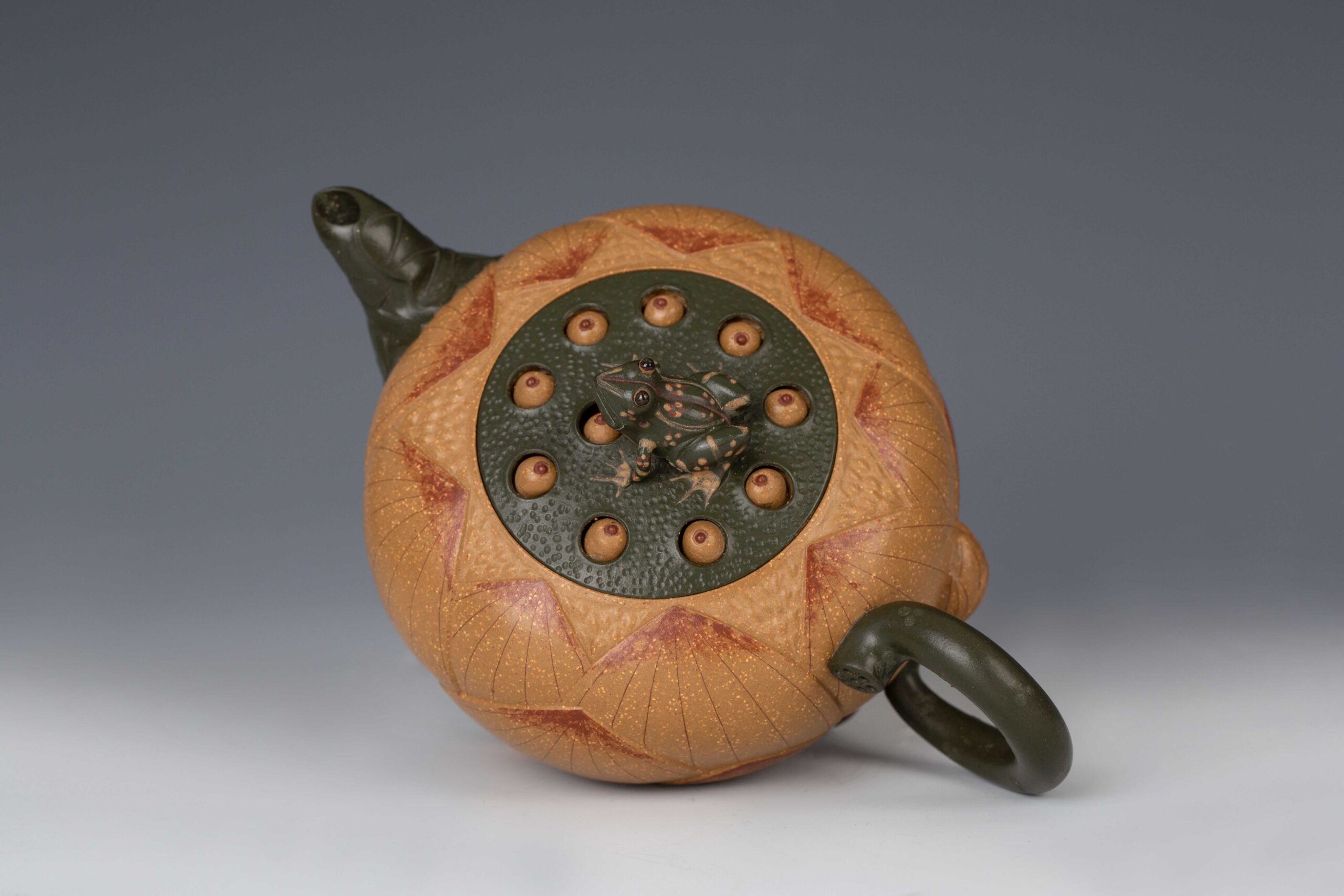 中国美術 天青釉 蛙 壷 16cmx14.3cm(LC167) 中国美術 天青釉 蛙 壷 16cmx14.3cm(LC167)