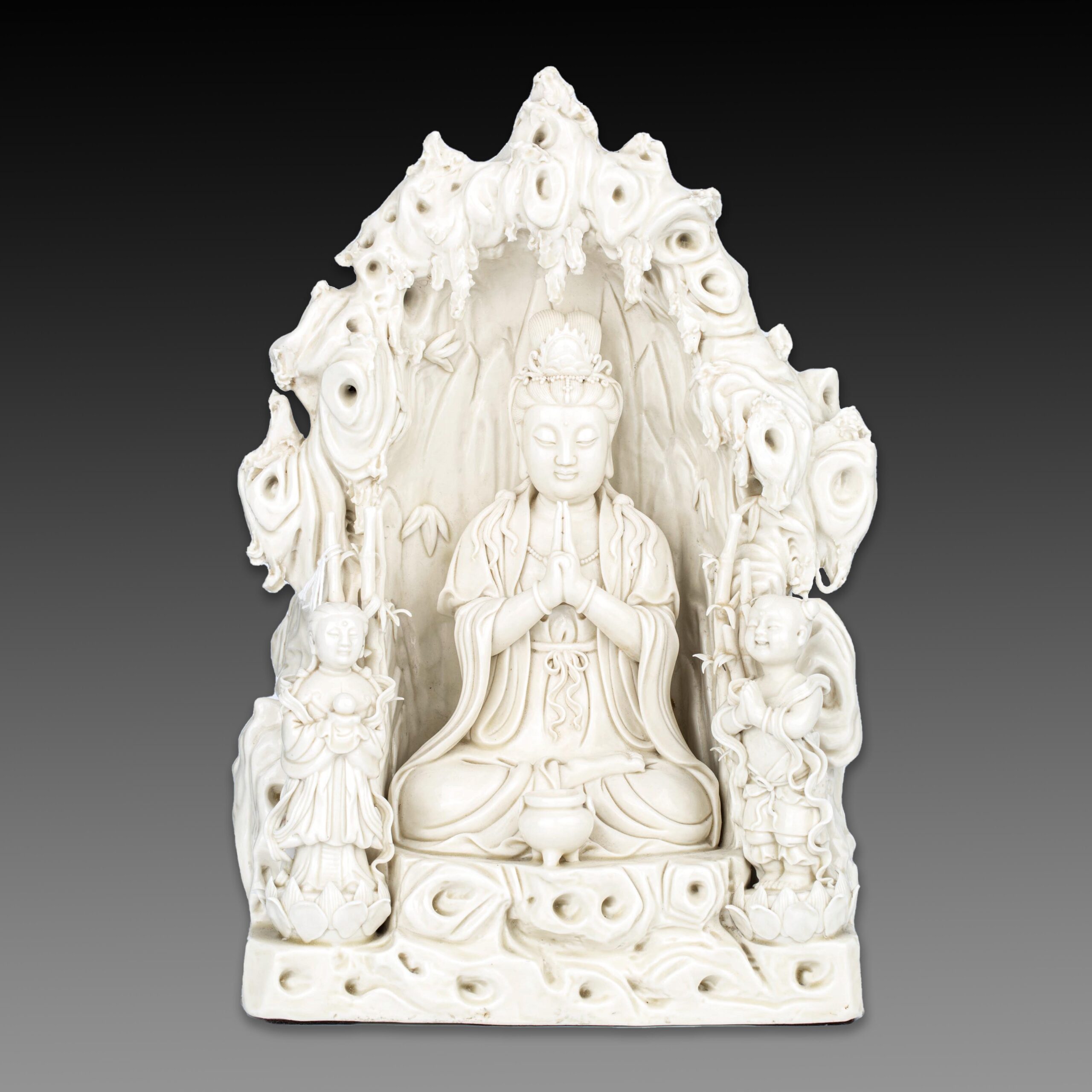 Dehua porcelain Guanyin statue, 19th century德化白瓷观音像十九世纪 