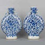 A pair of blue and white porcelain dragon ear vases, 18th century青花龙耳扁瓶一对 清中期