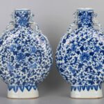 A pair of blue and white porcelain dragon ear vases, 18th century青花龙耳扁瓶一对 清中期 - Image 3