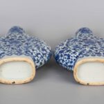 A pair of blue and white porcelain dragon ear vases, 18th century青花龙耳扁瓶一对 清中期 - Image 6