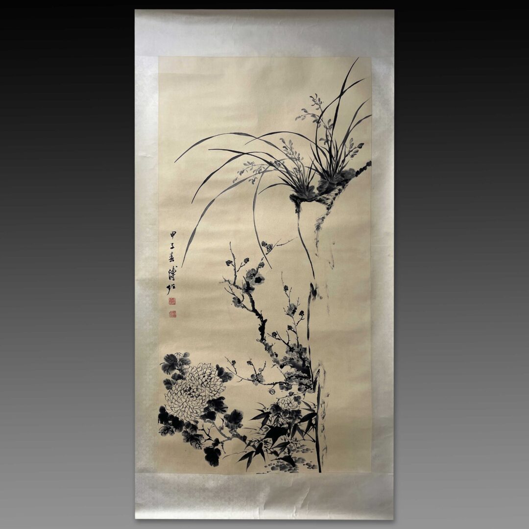 Aixinjueluo Puzuo (1918-2001), Manchu. Chinese painter. Pekingese. The cousin of Aixinjueluo Puyi, Emperor Xuantong of the Qing Dynasty. Since childhood, under the influence of his father Aixinjueluo Zaiying and his brothers Pu Xuezhai, Pu Yizhai and Pu Songchuang, he has loved calligraphy and painting. In 1937, he joined the Songfeng Painting Society founded by Pu Xuezhai. In 1944, he collaborated with his cousin Pu Xinshe to hold a fan exhibition in Tianjin. In 1946, he served as a staff member of the Publishing Department of Peking University. After 1949, he taught at Hebei Art Normal College and Tianjin Academy of Fine Arts. In 1952, he joined the Chinese Painting Research Association. In 1959, he was appointed as a lecturer of traditional Chinese painting at Tianjin Hebei Art Normal College. He was a member of the China Democratic League. He is a member of the Sixth National Committee of the Chinese People's Political Consultative Conference. "Pu Zuo's Painting Collection" was published. He co-published "Flower and Bird Painting Model" with Sun Qifeng and Zhang Qiyi, and compiled and published "Feather Reference Materials" with Sun Qifeng and others. Died of illness in Tianjin.爱新觉罗·溥佐（1918年-2001年），满族。中国画家。北京人。清宣统帝爱新觉罗·溥仪之堂弟。自幼在父亲爱新觉罗·载瀛及兄溥雪斋、溥毅斋、溥松窗熏陶下，酷爱书画。1937年入溥雪斋创办的松风画会。1944年与堂兄溥心畲合作在天津举办扇面展览。1946年任北京大学出版部职员。1949年后在河北艺术师范学院、天津美术学院任教。1952年加入中国画研究会。1959年应聘任天津河北艺术师范学院国画讲师。曾为中国民主同盟盟员。是第六届全国政协委员。有《溥佐画集》出版。与孙其峰、张其翼合作出版《花鸟画范》，与孙其峰等人编绘出版《翎毛参考资料》等。病逝于天津。