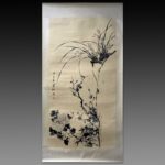 Aixinjueluo Puzuo (1918-2001), Manchu. Chinese painter. Pekingese. The cousin of Aixinjueluo Puyi, Emperor Xuantong of the Qing Dynasty. Since childhood, under the influence of his father Aixinjueluo Zaiying and his brothers Pu Xuezhai, Pu Yizhai and Pu Songchuang, he has loved calligraphy and painting. In 1937, he joined the Songfeng Painting Society founded by Pu Xuezhai. In 1944, he collaborated with his cousin Pu Xinshe to hold a fan exhibition in Tianjin. In 1946, he served as a staff member of the Publishing Department of Peking University. After 1949, he taught at Hebei Art Normal College and Tianjin Academy of Fine Arts. In 1952, he joined the Chinese Painting Research Association. In 1959, he was appointed as a lecturer of traditional Chinese painting at Tianjin Hebei Art Normal College. He was a member of the China Democratic League. He is a member of the Sixth National Committee of the Chinese People's Political Consultative Conference. "Pu Zuo's Painting Collection" was published. He co-published "Flower and Bird Painting Model" with Sun Qifeng and Zhang Qiyi, and compiled and published "Feather Reference Materials" with Sun Qifeng and others. Died of illness in Tianjin.爱新觉罗·溥佐（1918年-2001年），满族。中国画家。北京人。清宣统帝爱新觉罗·溥仪之堂弟。自幼在父亲爱新觉罗·载瀛及兄溥雪斋、溥毅斋、溥松窗熏陶下，酷爱书画。1937年入溥雪斋创办的松风画会。1944年与堂兄溥心畲合作在天津举办扇面展览。1946年任北京大学出版部职员。1949年后在河北艺术师范学院、天津美术学院任教。1952年加入中国画研究会。1959年应聘任天津河北艺术师范学院国画讲师。曾为中国民主同盟盟员。是第六届全国政协委员。有《溥佐画集》出版。与孙其峰、张其翼合作出版《花鸟画范》，与孙其峰等人编绘出版《翎毛参考资料》等。病逝于天津。