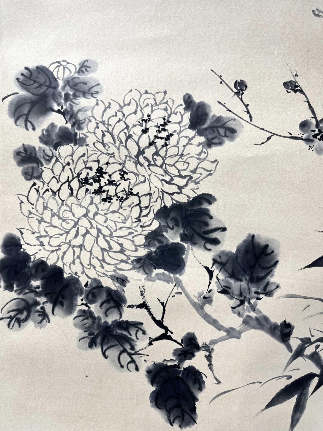 Aixinjueluo Puzuo (1918-2001), Manchu. Chinese painter. Pekingese. The cousin of Aixinjueluo Puyi, Emperor Xuantong of the Qing Dynasty. Since childhood, under the influence of his father Aixinjueluo Zaiying and his brothers Pu Xuezhai, Pu Yizhai and Pu Songchuang, he has loved calligraphy and painting. In 1937, he joined the Songfeng Painting Society founded by Pu Xuezhai. In 1944, he collaborated with his cousin Pu Xinshe to hold a fan exhibition in Tianjin. In 1946, he served as a staff member of the Publishing Department of Peking University. After 1949, he taught at Hebei Art Normal College and Tianjin Academy of Fine Arts. In 1952, he joined the Chinese Painting Research Association. In 1959, he was appointed as a lecturer of traditional Chinese painting at Tianjin Hebei Art Normal College. He was a member of the China Democratic League. He is a member of the Sixth National Committee of the Chinese People's Political Consultative Conference. "Pu Zuo's Painting Collection" was published. He co-published "Flower and Bird Painting Model" with Sun Qifeng and Zhang Qiyi, and compiled and published "Feather Reference Materials" with Sun Qifeng and others. Died of illness in Tianjin.爱新觉罗·溥佐（1918年-2001年），满族。中国画家。北京人。清宣统帝爱新觉罗·溥仪之堂弟。自幼在父亲爱新觉罗·载瀛及兄溥雪斋、溥毅斋、溥松窗熏陶下，酷爱书画。1937年入溥雪斋创办的松风画会。1944年与堂兄溥心畲合作在天津举办扇面展览。1946年任北京大学出版部职员。1949年后在河北艺术师范学院、天津美术学院任教。1952年加入中国画研究会。1959年应聘任天津河北艺术师范学院国画讲师。曾为中国民主同盟盟员。是第六届全国政协委员。有《溥佐画集》出版。与孙其峰、张其翼合作出版《花鸟画范》，与孙其峰等人编绘出版《翎毛参考资料》等。病逝于天津。 - Image 2