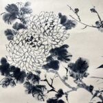 Aixinjueluo Puzuo (1918-2001), Manchu. Chinese painter. Pekingese. The cousin of Aixinjueluo Puyi, Emperor Xuantong of the Qing Dynasty. Since childhood, under the influence of his father Aixinjueluo Zaiying and his brothers Pu Xuezhai, Pu Yizhai and Pu Songchuang, he has loved calligraphy and painting. In 1937, he joined the Songfeng Painting Society founded by Pu Xuezhai. In 1944, he collaborated with his cousin Pu Xinshe to hold a fan exhibition in Tianjin. In 1946, he served as a staff member of the Publishing Department of Peking University. After 1949, he taught at Hebei Art Normal College and Tianjin Academy of Fine Arts. In 1952, he joined the Chinese Painting Research Association. In 1959, he was appointed as a lecturer of traditional Chinese painting at Tianjin Hebei Art Normal College. He was a member of the China Democratic League. He is a member of the Sixth National Committee of the Chinese People's Political Consultative Conference. "Pu Zuo's Painting Collection" was published. He co-published "Flower and Bird Painting Model" with Sun Qifeng and Zhang Qiyi, and compiled and published "Feather Reference Materials" with Sun Qifeng and others. Died of illness in Tianjin.爱新觉罗·溥佐（1918年-2001年），满族。中国画家。北京人。清宣统帝爱新觉罗·溥仪之堂弟。自幼在父亲爱新觉罗·载瀛及兄溥雪斋、溥毅斋、溥松窗熏陶下，酷爱书画。1937年入溥雪斋创办的松风画会。1944年与堂兄溥心畲合作在天津举办扇面展览。1946年任北京大学出版部职员。1949年后在河北艺术师范学院、天津美术学院任教。1952年加入中国画研究会。1959年应聘任天津河北艺术师范学院国画讲师。曾为中国民主同盟盟员。是第六届全国政协委员。有《溥佐画集》出版。与孙其峰、张其翼合作出版《花鸟画范》，与孙其峰等人编绘出版《翎毛参考资料》等。病逝于天津。 - Image 2