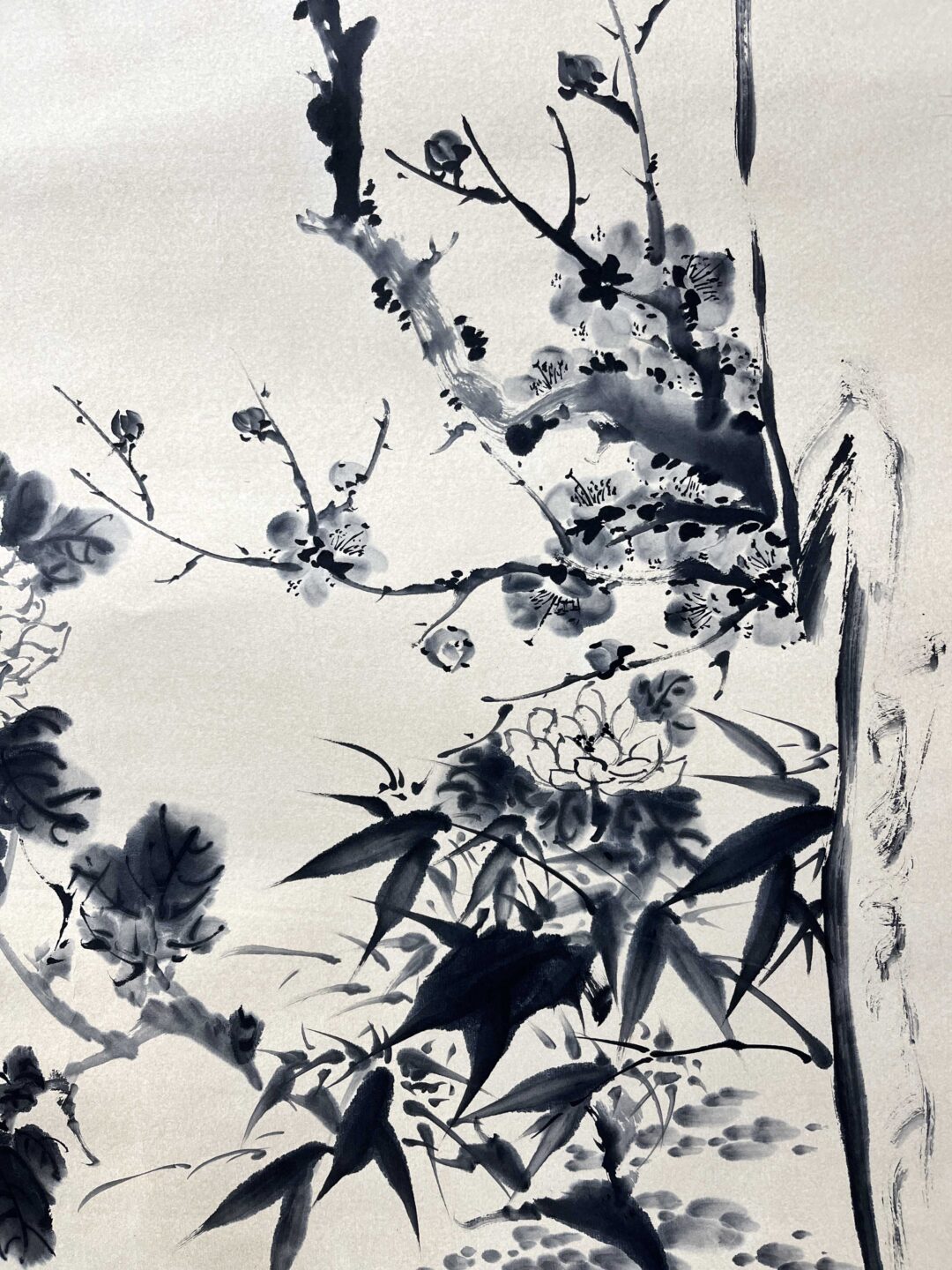Aixinjueluo Puzuo (1918-2001), Manchu. Chinese painter. Pekingese. The cousin of Aixinjueluo Puyi, Emperor Xuantong of the Qing Dynasty. Since childhood, under the influence of his father Aixinjueluo Zaiying and his brothers Pu Xuezhai, Pu Yizhai and Pu Songchuang, he has loved calligraphy and painting. In 1937, he joined the Songfeng Painting Society founded by Pu Xuezhai. In 1944, he collaborated with his cousin Pu Xinshe to hold a fan exhibition in Tianjin. In 1946, he served as a staff member of the Publishing Department of Peking University. After 1949, he taught at Hebei Art Normal College and Tianjin Academy of Fine Arts. In 1952, he joined the Chinese Painting Research Association. In 1959, he was appointed as a lecturer of traditional Chinese painting at Tianjin Hebei Art Normal College. He was a member of the China Democratic League. He is a member of the Sixth National Committee of the Chinese People's Political Consultative Conference. "Pu Zuo's Painting Collection" was published. He co-published "Flower and Bird Painting Model" with Sun Qifeng and Zhang Qiyi, and compiled and published "Feather Reference Materials" with Sun Qifeng and others. Died of illness in Tianjin.爱新觉罗·溥佐（1918年-2001年），满族。中国画家。北京人。清宣统帝爱新觉罗·溥仪之堂弟。自幼在父亲爱新觉罗·载瀛及兄溥雪斋、溥毅斋、溥松窗熏陶下，酷爱书画。1937年入溥雪斋创办的松风画会。1944年与堂兄溥心畲合作在天津举办扇面展览。1946年任北京大学出版部职员。1949年后在河北艺术师范学院、天津美术学院任教。1952年加入中国画研究会。1959年应聘任天津河北艺术师范学院国画讲师。曾为中国民主同盟盟员。是第六届全国政协委员。有《溥佐画集》出版。与孙其峰、张其翼合作出版《花鸟画范》，与孙其峰等人编绘出版《翎毛参考资料》等。病逝于天津。 - Image 5