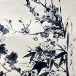 Aixinjueluo Puzuo (1918-2001), Manchu. Chinese painter. Pekingese. The cousin of Aixinjueluo Puyi, Emperor Xuantong of the Qing Dynasty. Since childhood, under the influence of his father Aixinjueluo Zaiying and his brothers Pu Xuezhai, Pu Yizhai and Pu Songchuang, he has loved calligraphy and painting. In 1937, he joined the Songfeng Painting Society founded by Pu Xuezhai. In 1944, he collaborated with his cousin Pu Xinshe to hold a fan exhibition in Tianjin. In 1946, he served as a staff member of the Publishing Department of Peking University. After 1949, he taught at Hebei Art Normal College and Tianjin Academy of Fine Arts. In 1952, he joined the Chinese Painting Research Association. In 1959, he was appointed as a lecturer of traditional Chinese painting at Tianjin Hebei Art Normal College. He was a member of the China Democratic League. He is a member of the Sixth National Committee of the Chinese People's Political Consultative Conference. "Pu Zuo's Painting Collection" was published. He co-published "Flower and Bird Painting Model" with Sun Qifeng and Zhang Qiyi, and compiled and published "Feather Reference Materials" with Sun Qifeng and others. Died of illness in Tianjin.爱新觉罗·溥佐（1918年-2001年），满族。中国画家。北京人。清宣统帝爱新觉罗·溥仪之堂弟。自幼在父亲爱新觉罗·载瀛及兄溥雪斋、溥毅斋、溥松窗熏陶下，酷爱书画。1937年入溥雪斋创办的松风画会。1944年与堂兄溥心畲合作在天津举办扇面展览。1946年任北京大学出版部职员。1949年后在河北艺术师范学院、天津美术学院任教。1952年加入中国画研究会。1959年应聘任天津河北艺术师范学院国画讲师。曾为中国民主同盟盟员。是第六届全国政协委员。有《溥佐画集》出版。与孙其峰、张其翼合作出版《花鸟画范》，与孙其峰等人编绘出版《翎毛参考资料》等。病逝于天津。 - Image 5