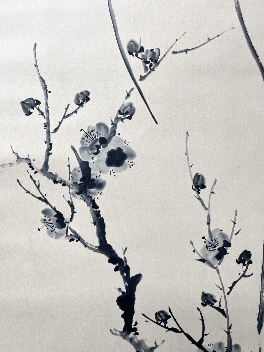Aixinjueluo Puzuo (1918-2001), Manchu. Chinese painter. Pekingese. The cousin of Aixinjueluo Puyi, Emperor Xuantong of the Qing Dynasty. Since childhood, under the influence of his father Aixinjueluo Zaiying and his brothers Pu Xuezhai, Pu Yizhai and Pu Songchuang, he has loved calligraphy and painting. In 1937, he joined the Songfeng Painting Society founded by Pu Xuezhai. In 1944, he collaborated with his cousin Pu Xinshe to hold a fan exhibition in Tianjin. In 1946, he served as a staff member of the Publishing Department of Peking University. After 1949, he taught at Hebei Art Normal College and Tianjin Academy of Fine Arts. In 1952, he joined the Chinese Painting Research Association. In 1959, he was appointed as a lecturer of traditional Chinese painting at Tianjin Hebei Art Normal College. He was a member of the China Democratic League. He is a member of the Sixth National Committee of the Chinese People's Political Consultative Conference. "Pu Zuo's Painting Collection" was published. He co-published "Flower and Bird Painting Model" with Sun Qifeng and Zhang Qiyi, and compiled and published "Feather Reference Materials" with Sun Qifeng and others. Died of illness in Tianjin.爱新觉罗·溥佐（1918年-2001年），满族。中国画家。北京人。清宣统帝爱新觉罗·溥仪之堂弟。自幼在父亲爱新觉罗·载瀛及兄溥雪斋、溥毅斋、溥松窗熏陶下，酷爱书画。1937年入溥雪斋创办的松风画会。1944年与堂兄溥心畲合作在天津举办扇面展览。1946年任北京大学出版部职员。1949年后在河北艺术师范学院、天津美术学院任教。1952年加入中国画研究会。1959年应聘任天津河北艺术师范学院国画讲师。曾为中国民主同盟盟员。是第六届全国政协委员。有《溥佐画集》出版。与孙其峰、张其翼合作出版《花鸟画范》，与孙其峰等人编绘出版《翎毛参考资料》等。病逝于天津。 - Image 6