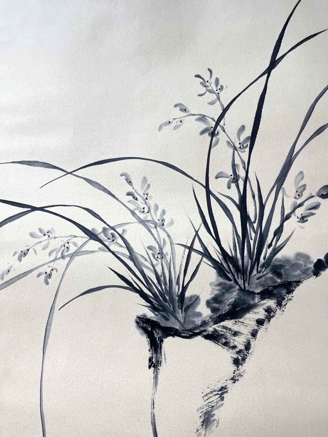 Aixinjueluo Puzuo (1918-2001), Manchu. Chinese painter. Pekingese. The cousin of Aixinjueluo Puyi, Emperor Xuantong of the Qing Dynasty. Since childhood, under the influence of his father Aixinjueluo Zaiying and his brothers Pu Xuezhai, Pu Yizhai and Pu Songchuang, he has loved calligraphy and painting. In 1937, he joined the Songfeng Painting Society founded by Pu Xuezhai. In 1944, he collaborated with his cousin Pu Xinshe to hold a fan exhibition in Tianjin. In 1946, he served as a staff member of the Publishing Department of Peking University. After 1949, he taught at Hebei Art Normal College and Tianjin Academy of Fine Arts. In 1952, he joined the Chinese Painting Research Association. In 1959, he was appointed as a lecturer of traditional Chinese painting at Tianjin Hebei Art Normal College. He was a member of the China Democratic League. He is a member of the Sixth National Committee of the Chinese People's Political Consultative Conference. "Pu Zuo's Painting Collection" was published. He co-published "Flower and Bird Painting Model" with Sun Qifeng and Zhang Qiyi, and compiled and published "Feather Reference Materials" with Sun Qifeng and others. Died of illness in Tianjin.爱新觉罗·溥佐（1918年-2001年），满族。中国画家。北京人。清宣统帝爱新觉罗·溥仪之堂弟。自幼在父亲爱新觉罗·载瀛及兄溥雪斋、溥毅斋、溥松窗熏陶下，酷爱书画。1937年入溥雪斋创办的松风画会。1944年与堂兄溥心畲合作在天津举办扇面展览。1946年任北京大学出版部职员。1949年后在河北艺术师范学院、天津美术学院任教。1952年加入中国画研究会。1959年应聘任天津河北艺术师范学院国画讲师。曾为中国民主同盟盟员。是第六届全国政协委员。有《溥佐画集》出版。与孙其峰、张其翼合作出版《花鸟画范》，与孙其峰等人编绘出版《翎毛参考资料》等。病逝于天津。 - Image 7