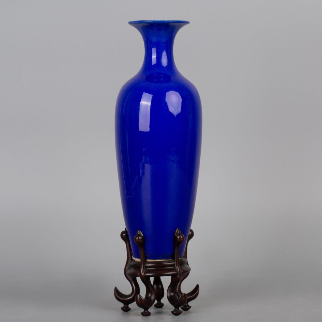 Blue-glazed willow-leaf vase, Late Ming/Early Qing Dynasty霁蓝宝石釉美人尖柳叶瓶 明末清早