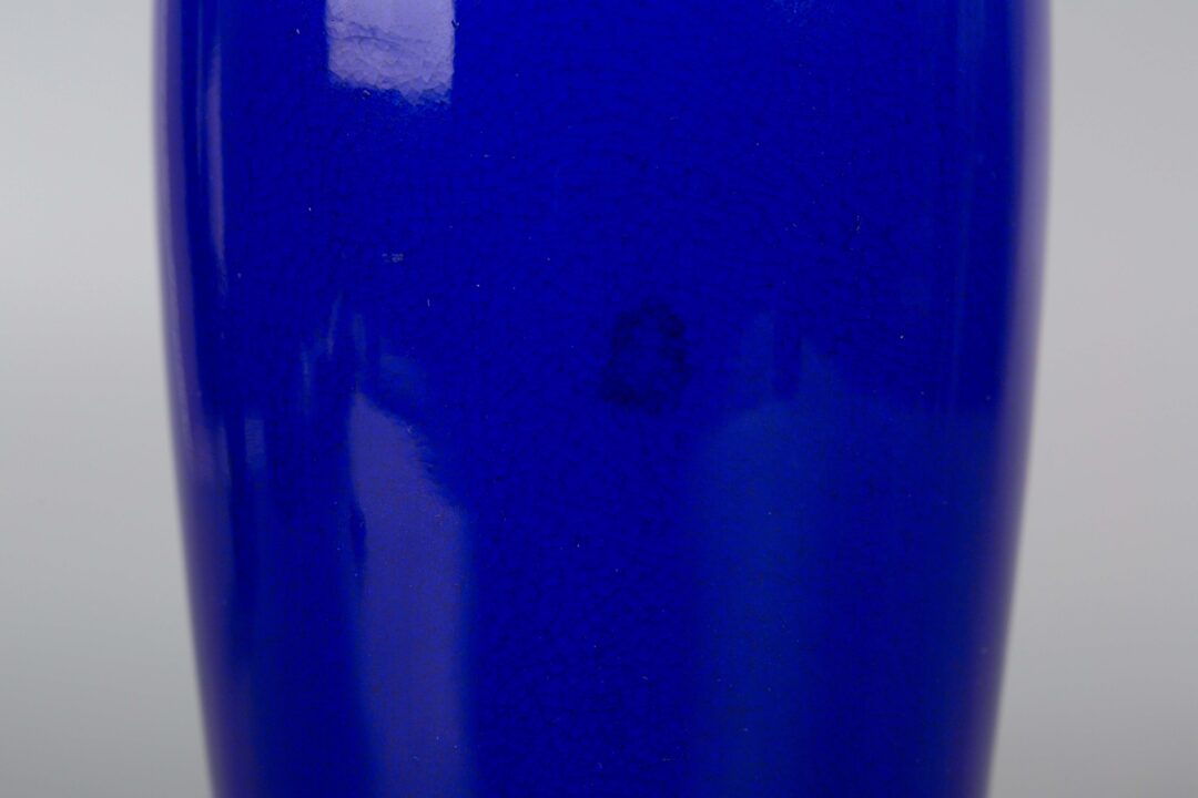 Blue-glazed willow-leaf vase, Late Ming/Early Qing Dynasty霁蓝宝石釉美人尖柳叶瓶 明末清早 - Image 2