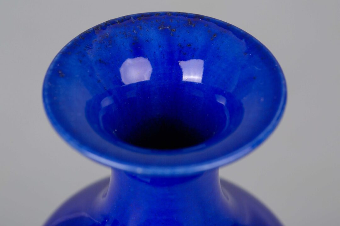 Blue-glazed willow-leaf vase, Late Ming/Early Qing Dynasty霁蓝宝石釉美人尖柳叶瓶 明末清早 - Image 3