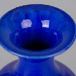 Blue-glazed willow-leaf vase, Late Ming/Early Qing Dynasty霁蓝宝石釉美人尖柳叶瓶 明末清早 - Image 3
