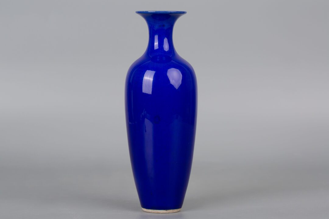 Blue-glazed willow-leaf vase, Late Ming/Early Qing Dynasty霁蓝宝石釉美人尖柳叶瓶 明末清早 - Image 4