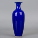 Blue-glazed willow-leaf vase, Late Ming/Early Qing Dynasty霁蓝宝石釉美人尖柳叶瓶 明末清早 - Image 4