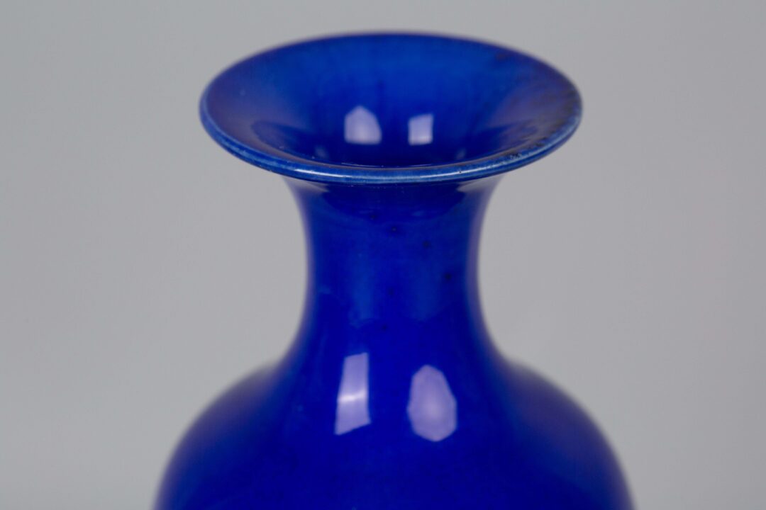 Blue-glazed willow-leaf vase, Late Ming/Early Qing Dynasty霁蓝宝石釉美人尖柳叶瓶 明末清早 - Image 5