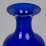 Blue-glazed willow-leaf vase, Late Ming/Early Qing Dynasty霁蓝宝石釉美人尖柳叶瓶 明末清早 - Image 5