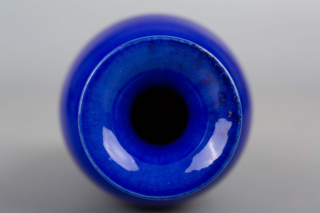 Blue-glazed willow-leaf vase, Late Ming/Early Qing Dynasty霁蓝宝石釉美人尖柳叶瓶 明末清早 - Image 6