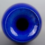 Blue-glazed willow-leaf vase, Late Ming/Early Qing Dynasty霁蓝宝石釉美人尖柳叶瓶 明末清早 - Image 6