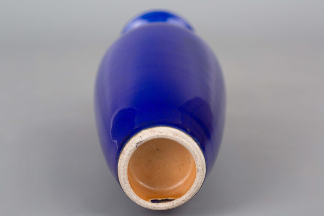 Blue-glazed willow-leaf vase, Late Ming/Early Qing Dynasty霁蓝宝石釉美人尖柳叶瓶 明末清早 - Image 7