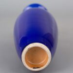 Blue-glazed willow-leaf vase, Late Ming/Early Qing Dynasty霁蓝宝石釉美人尖柳叶瓶 明末清早 - Image 7