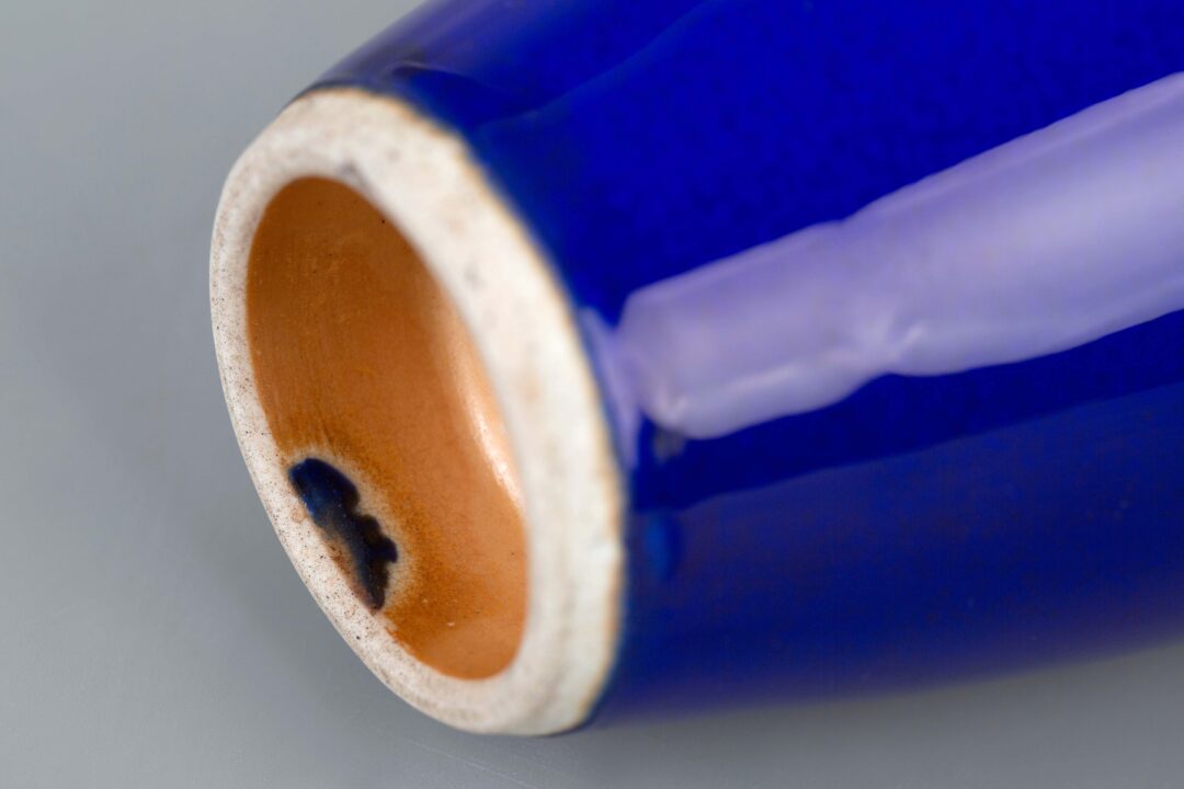 Blue-glazed willow-leaf vase, Late Ming/Early Qing Dynasty霁蓝宝石釉美人尖柳叶瓶 明末清早 - Image 8