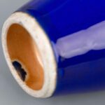 Blue-glazed willow-leaf vase, Late Ming/Early Qing Dynasty霁蓝宝石釉美人尖柳叶瓶 明末清早 - Image 8