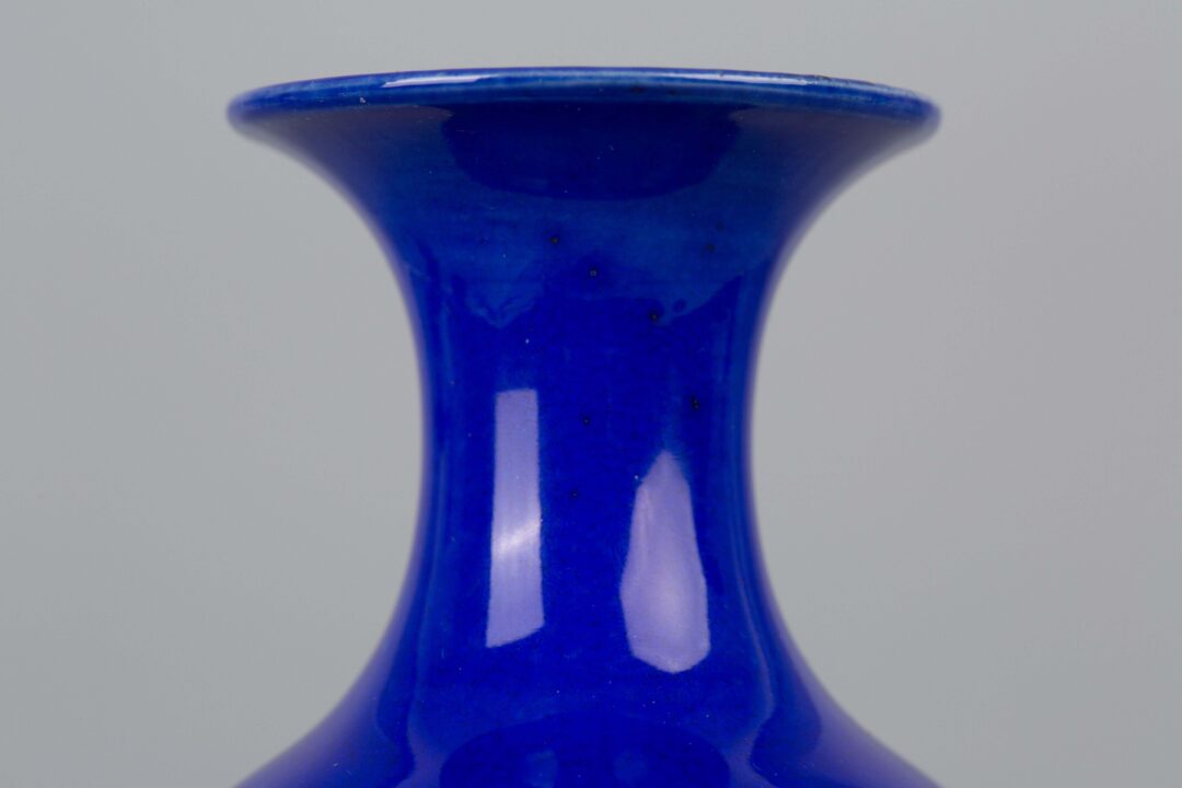 Blue-glazed willow-leaf vase, Late Ming/Early Qing Dynasty霁蓝宝石釉美人尖柳叶瓶 明末清早 - Image 9