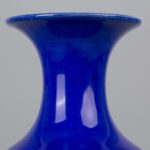 Blue-glazed willow-leaf vase, Late Ming/Early Qing Dynasty霁蓝宝石釉美人尖柳叶瓶 明末清早 - Image 9