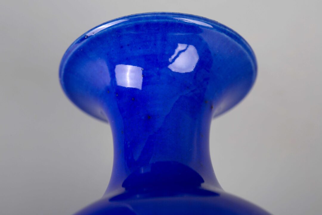 Blue-glazed willow-leaf vase, Late Ming/Early Qing Dynasty霁蓝宝石釉美人尖柳叶瓶 明末清早 - Image 10
