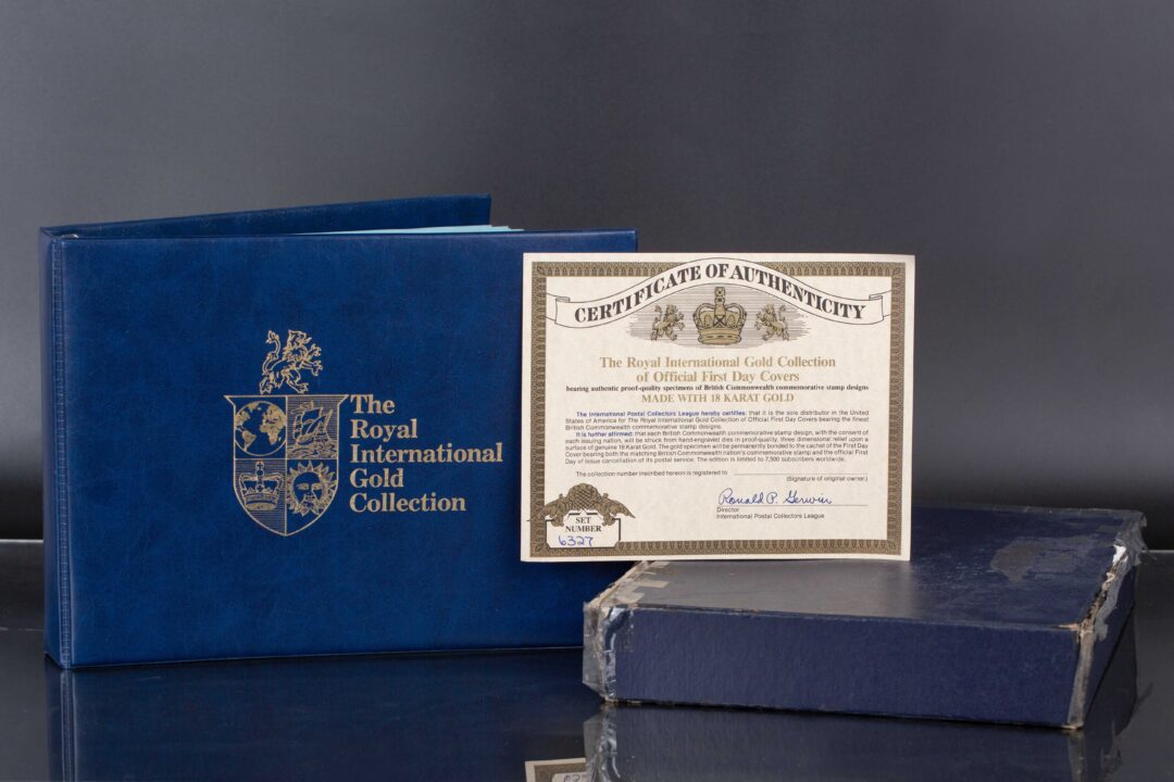 The Royal International Gold collection of official first-day covers, 45 pages; The Royal International Gold collection of official first-day covers, 45 pages; birds of the world stamp collection IAF 12 pages皇家國際金裝官方首日封面系列 45 页，世界鳥類郵票收藏 IAF 12 頁