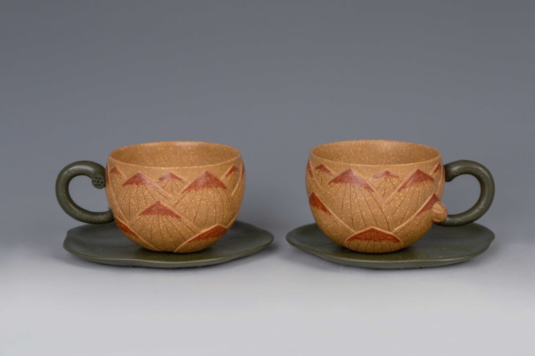 Set of Handmade Decorative Frog and Lotus Seeds Yixing Clay Teapot made by Zhou Caijun, a disciple of the Chinese arts and crafts master Jiang Rong中国工艺美术大师蒋蓉门徒周才军手制青蛙莲子紫砂壶一套 - Image 3