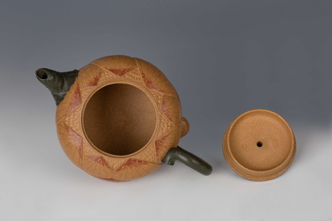 Set of Handmade Decorative Frog and Lotus Seeds Yixing Clay Teapot made by Zhou Caijun, a disciple of the Chinese arts and crafts master Jiang Rong中国工艺美术大师蒋蓉门徒周才军手制青蛙莲子紫砂壶一套 - Image 12